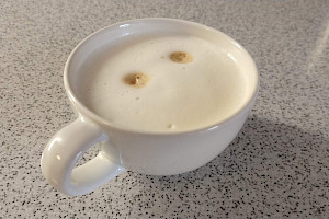 Kaffeetassen mit Lupinenmilchschaum
